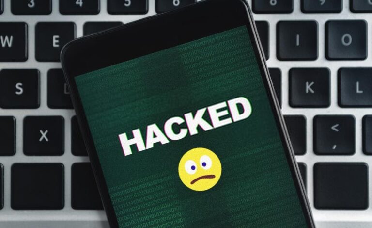 Kan nogen hacke min telefon ved at sms’e mig et billede?