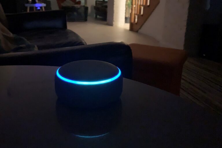 Hvisker Alexa om natten?