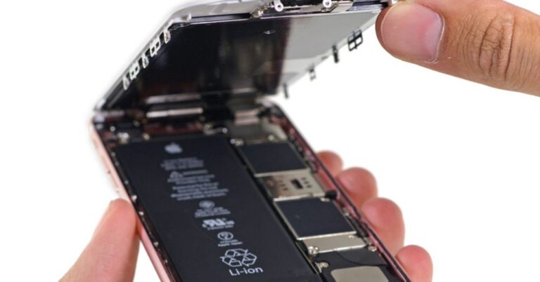 Does Apple throttle old phones?