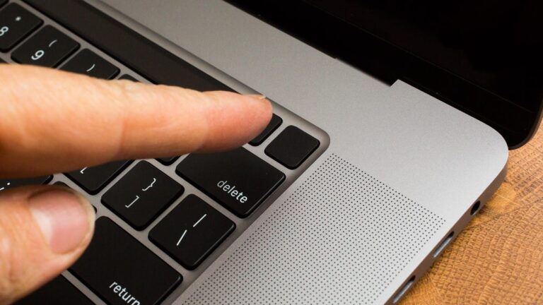 Hur hårdåterställer man en MacBook?