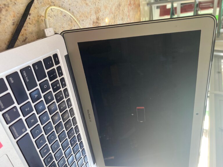 Hvor lang tid skal en MacBook oplades, før den tænder?