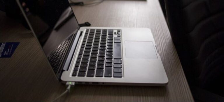 Skal jeg frakoble min bærbare computer, når den er fuldt opladet?