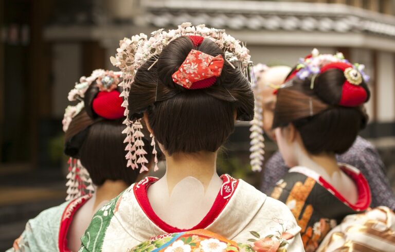 What do Japanese wear in their hair?