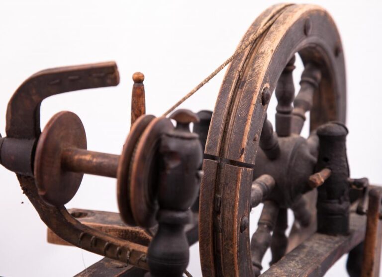What is the machine called that spins wool?