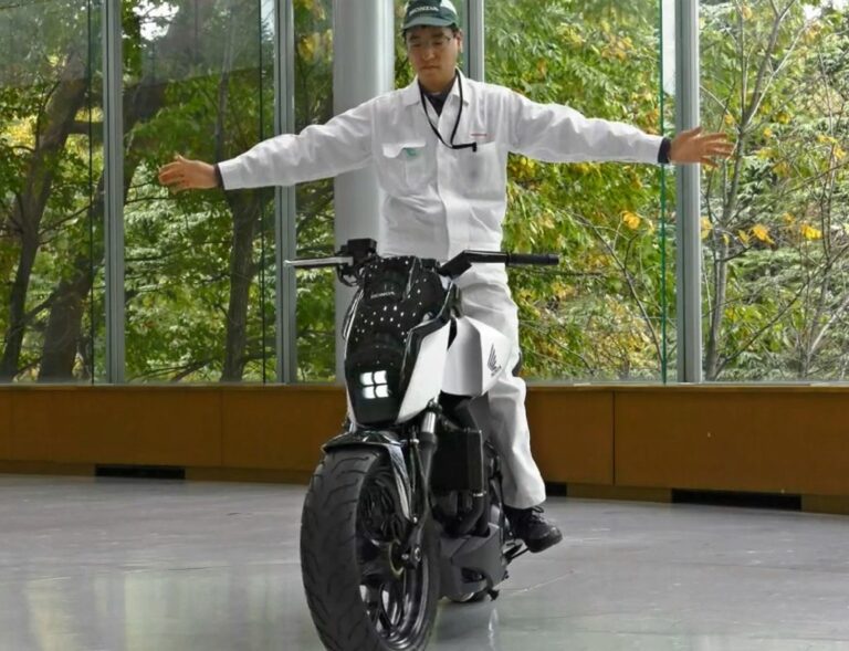 What makes a motorcycle balance?