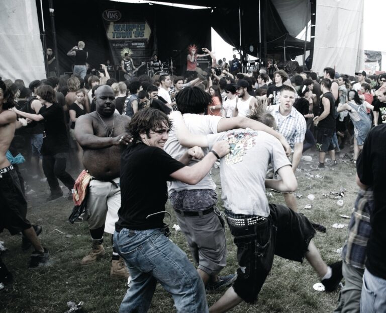 What means mosh pit?