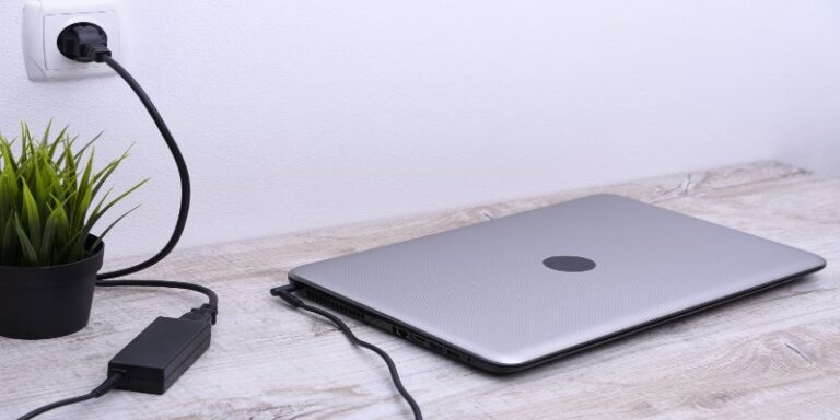 Hvor mange procent skal jeg oplade min bærbare computer?