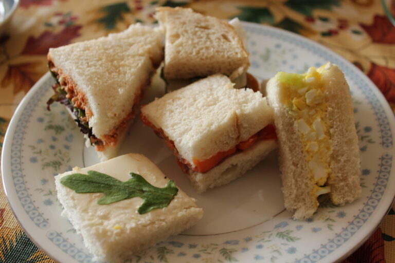 Why are smooth fillings are ideal for pinwheel sandwiches?