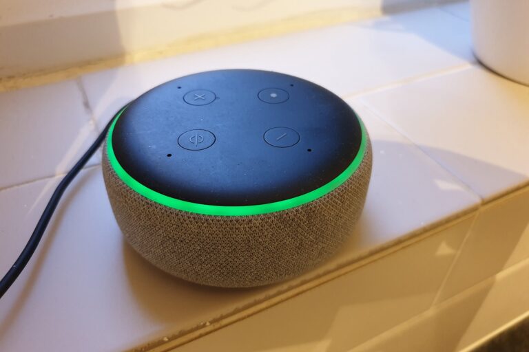 Hvorfor lyser min Alexa gulgrøn?